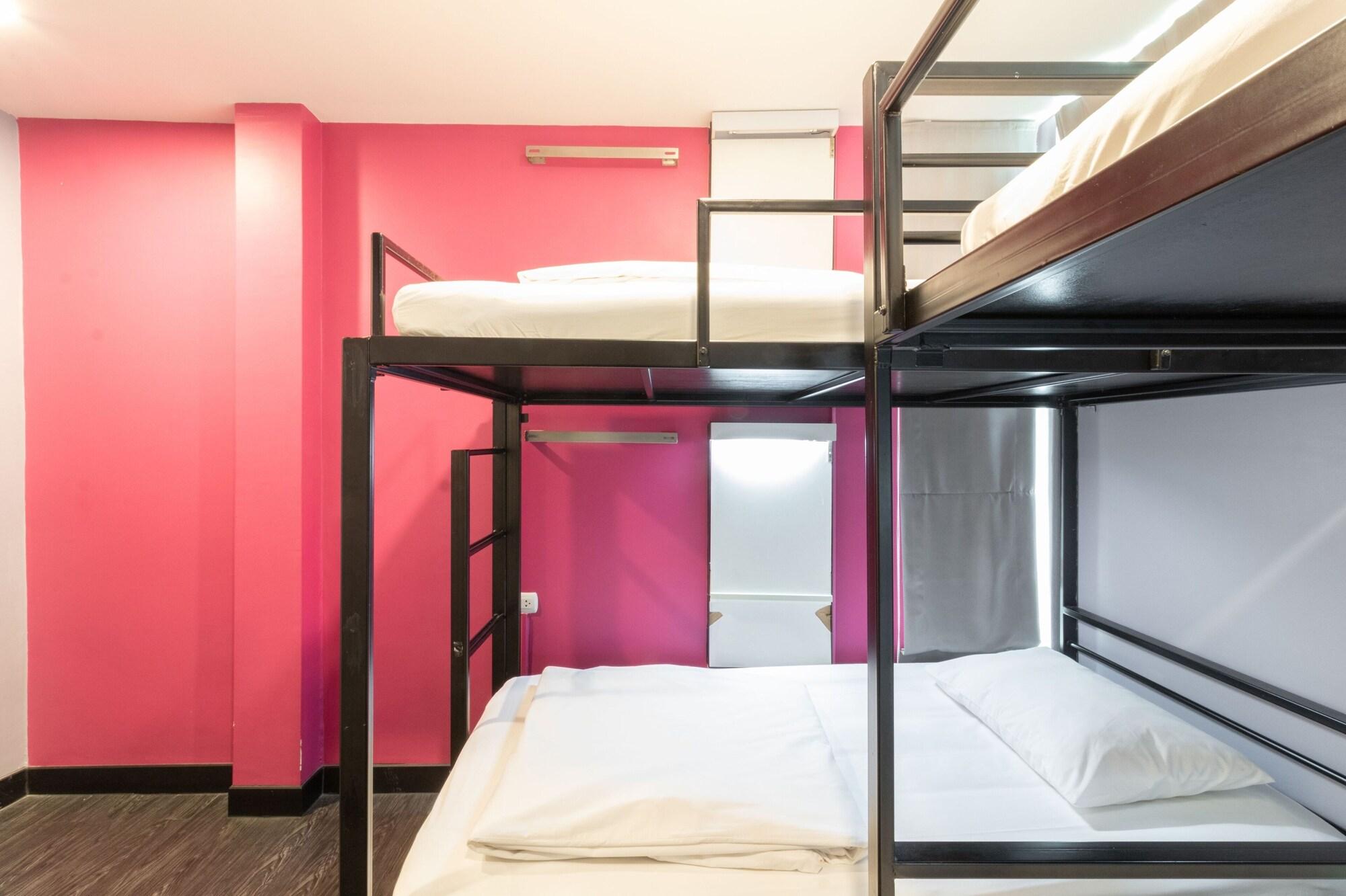 Cheqinn Hostel - Sukhumvit 4 Nana Plaza Bangkok Bagian luar foto