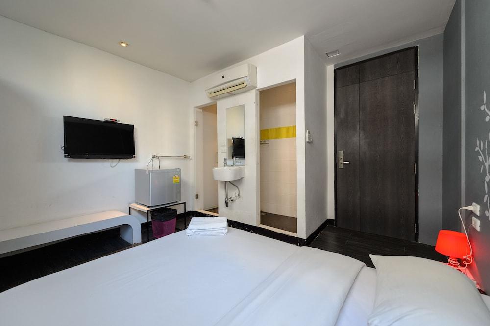 Cheqinn Hostel - Sukhumvit 4 Nana Plaza Bangkok Bagian luar foto