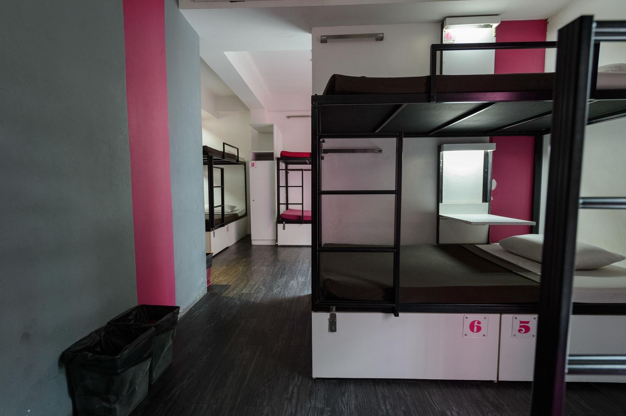 Cheqinn Hostel - Sukhumvit 4 Nana Plaza Bangkok Bagian luar foto