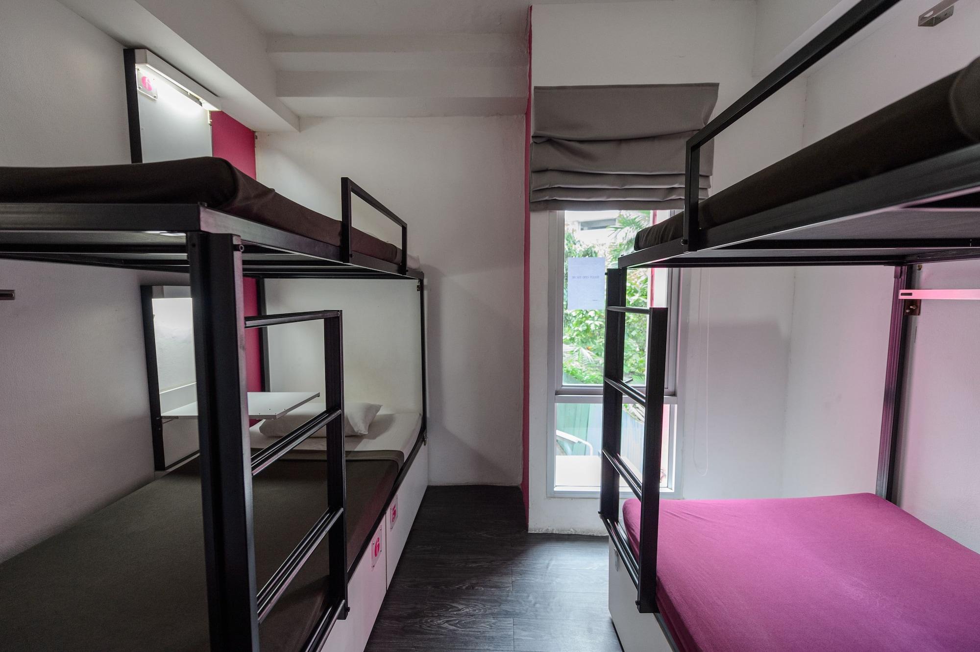 Cheqinn Hostel - Sukhumvit 4 Nana Plaza Bangkok Bagian luar foto