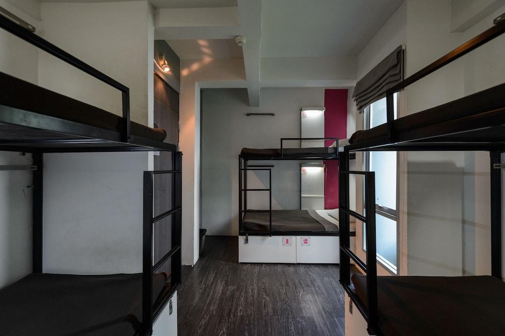 Cheqinn Hostel - Sukhumvit 4 Nana Plaza Bangkok Bagian luar foto