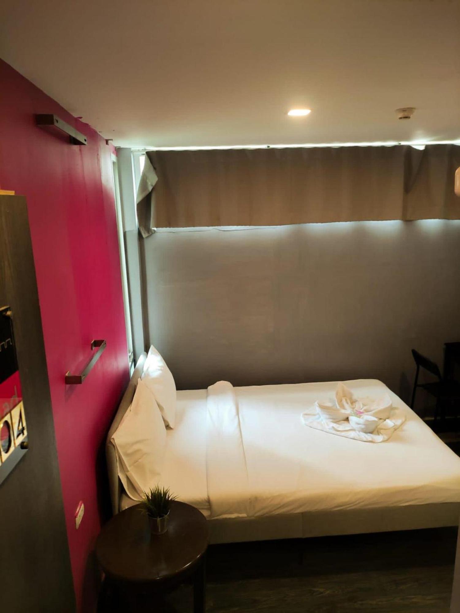 Cheqinn Hostel - Sukhumvit 4 Nana Plaza Bangkok Bagian luar foto