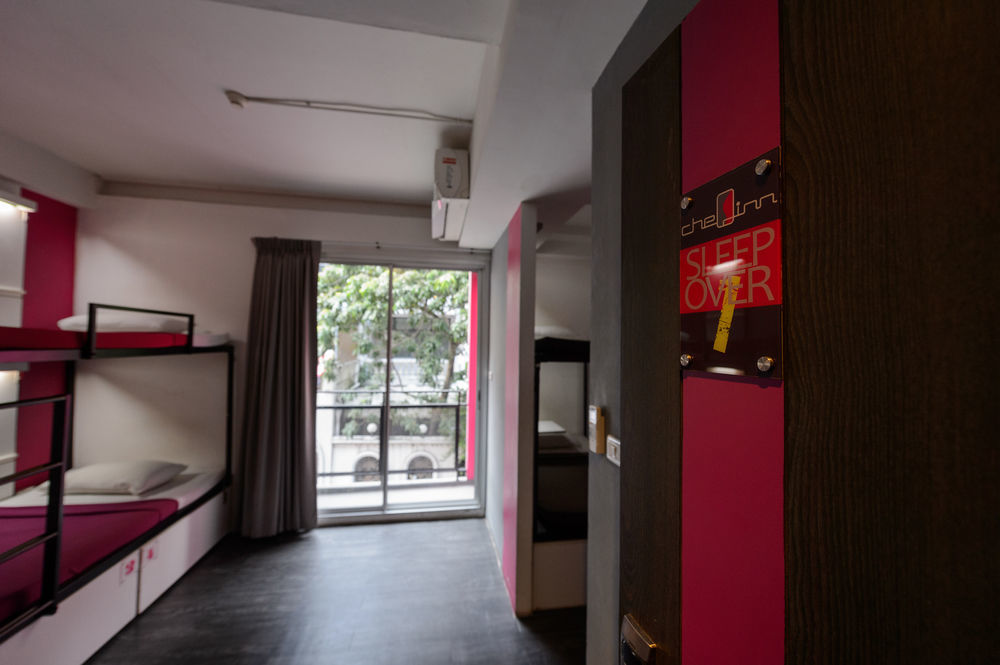 Cheqinn Hostel - Sukhumvit 4 Nana Plaza Bangkok Bagian luar foto
