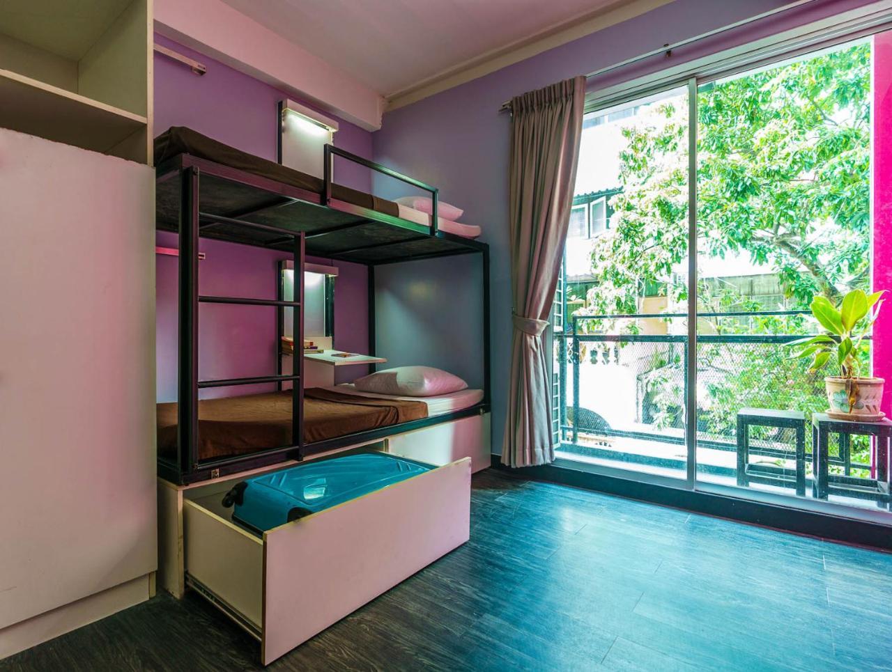 Cheqinn Hostel - Sukhumvit 4 Nana Plaza Bangkok Bagian luar foto