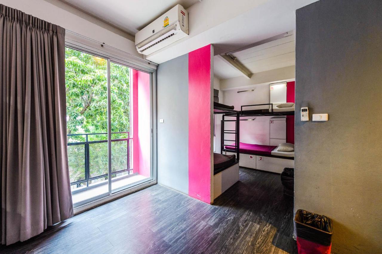 Cheqinn Hostel - Sukhumvit 4 Nana Plaza Bangkok Bagian luar foto