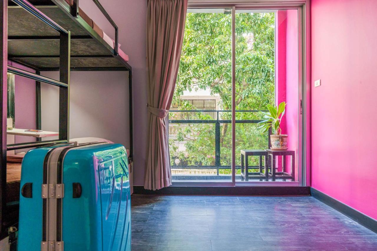 Cheqinn Hostel - Sukhumvit 4 Nana Plaza Bangkok Bagian luar foto