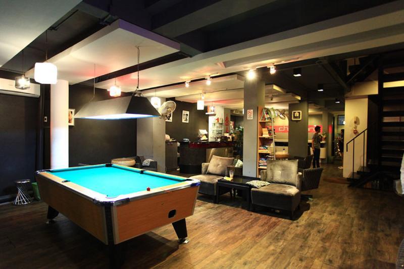 Cheqinn Hostel - Sukhumvit 4 Nana Plaza Bangkok Bagian luar foto
