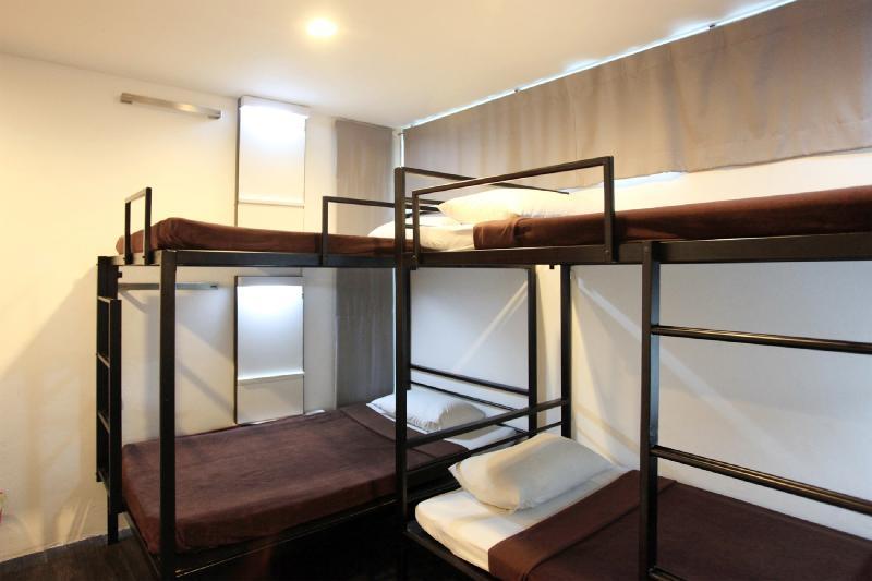 Cheqinn Hostel - Sukhumvit 4 Nana Plaza Bangkok Bagian luar foto
