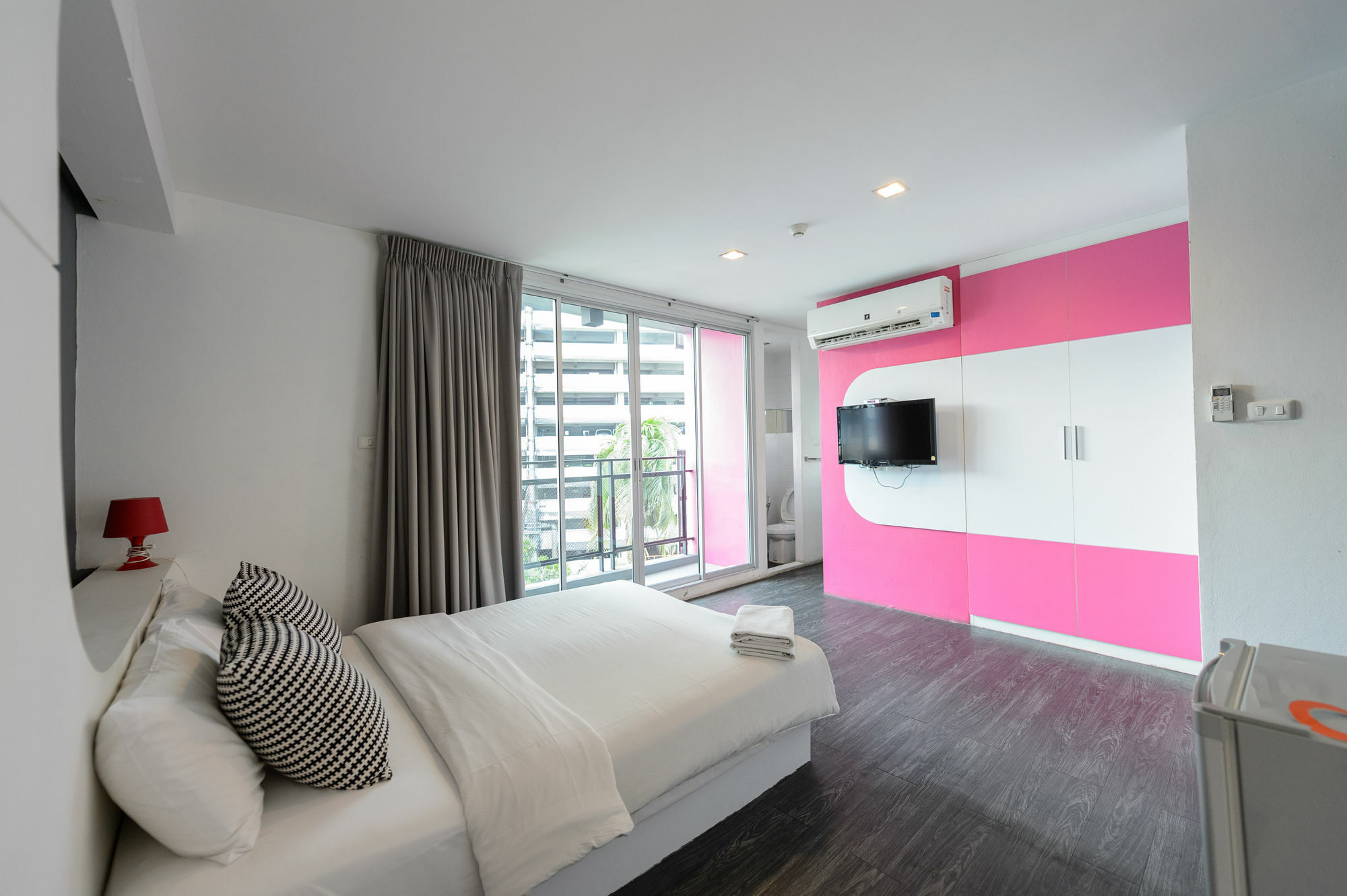 Cheqinn Hostel - Sukhumvit 4 Nana Plaza Bangkok Bagian luar foto